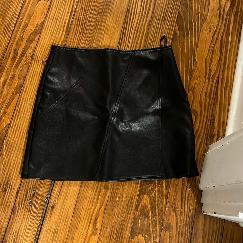 Size M black fo leather skirt